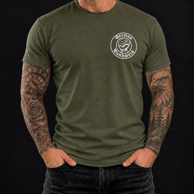 Olivfarbenes Herren-T-Shirt mit dem Zeichen von German Handwerk in weißem Druck auf der linken Brust.