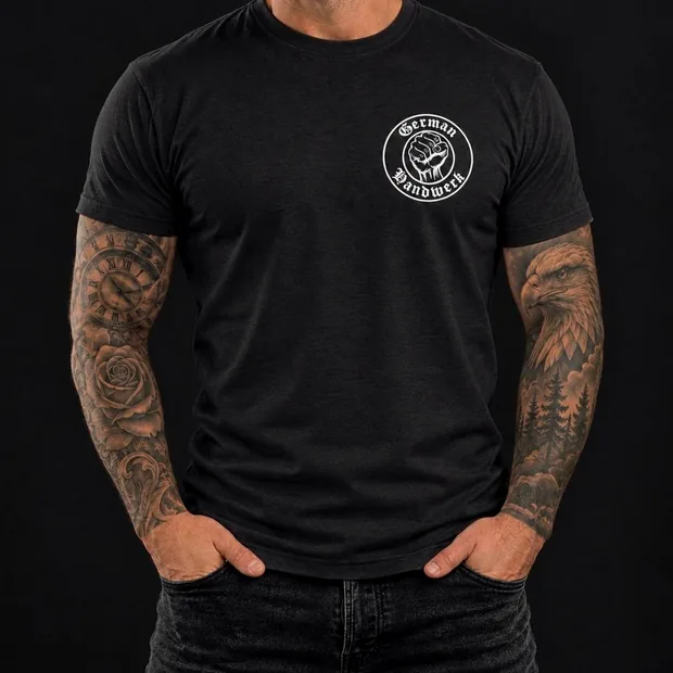 Schwarzes Herren-T-Shirt mit dem Zeichen von German Handwerk in weißem Druck auf der linken Brust.
